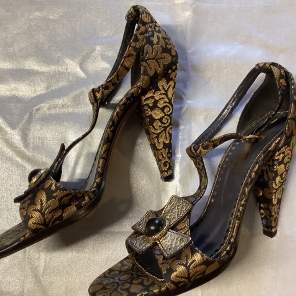 Yves Saint Laurent - Picture 3 of 8